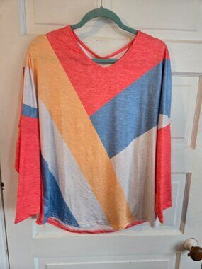 Boho Chic: Básico Abstract Print V-Neck Long Sleeve Tee - Large (NWT)